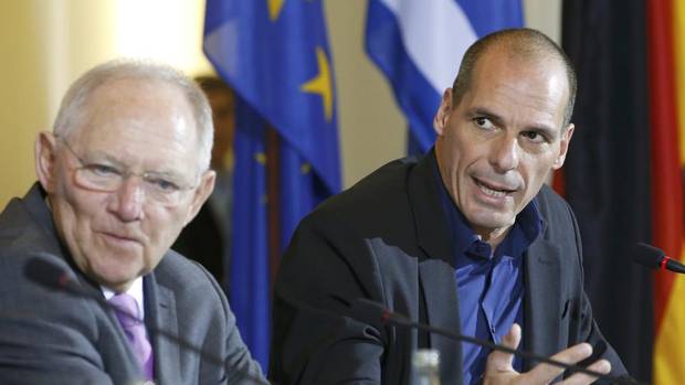 Greek Finance Minister Yanis Varoufakis and German Finance Minister Wolfgang Schaeuble (L) address a news conference following talks at the finance ministry in Berlin February 5, 2015.
